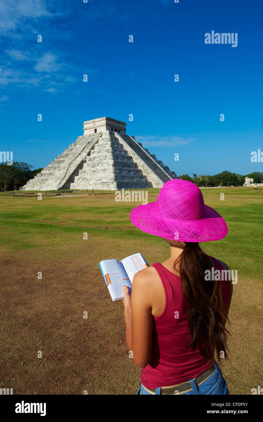 Per turisti in cerca di El Castillo piramide (Tempio di Kukulcan) nelle antiche rovine Maya di Chichen Itza, Yucatan, Messico Foto Stock