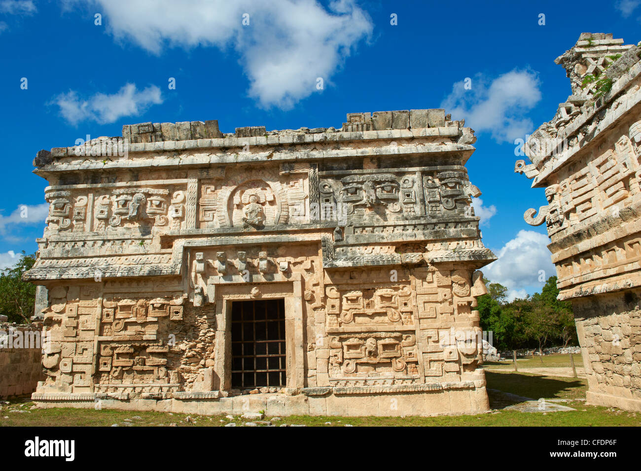La chiesa in antiche rovine Maya, Chichen Itza, Sito Patrimonio Mondiale dell'UNESCO, Yucatan, Messico Foto Stock