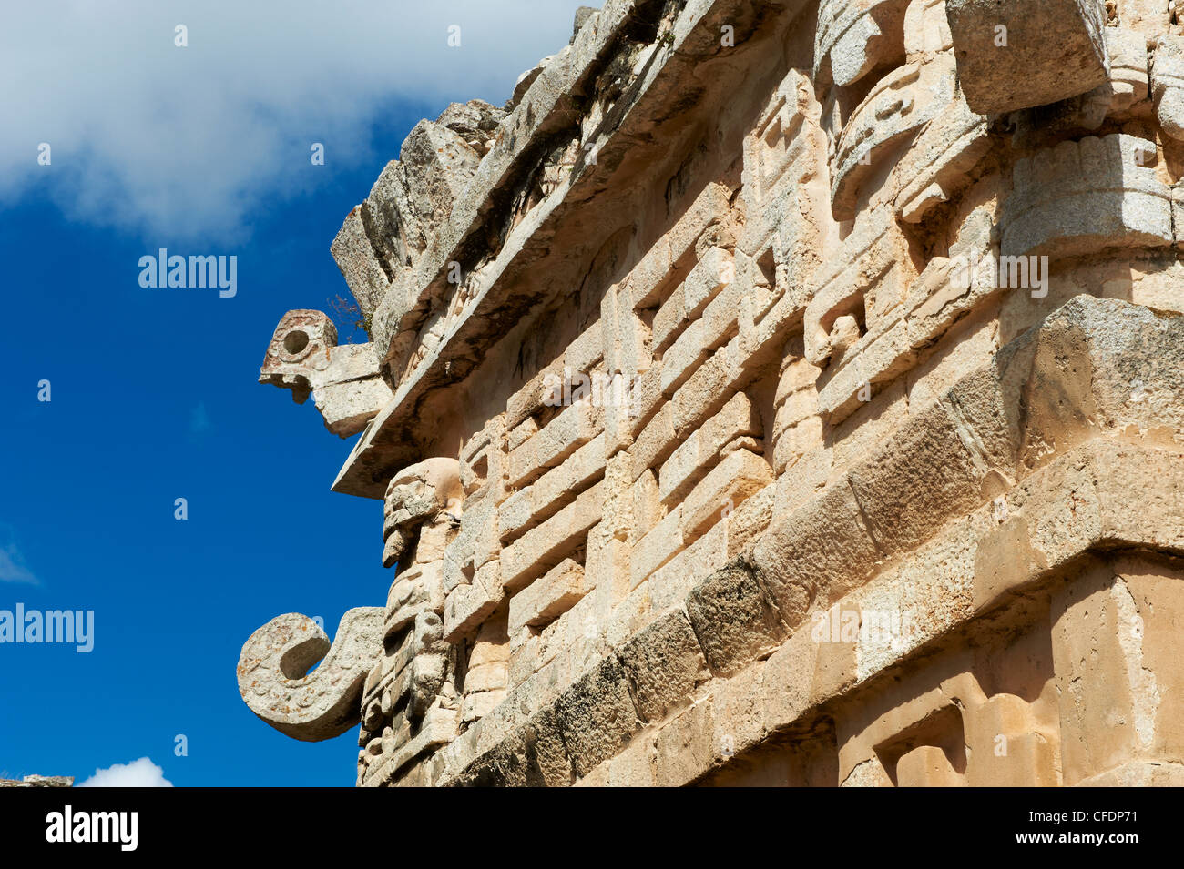 Maschera di Chacón Mool, il dio della pioggia, sulla chiesa nelle antiche rovine Maya di Chichen Itza, Yucatan, Messico Foto Stock