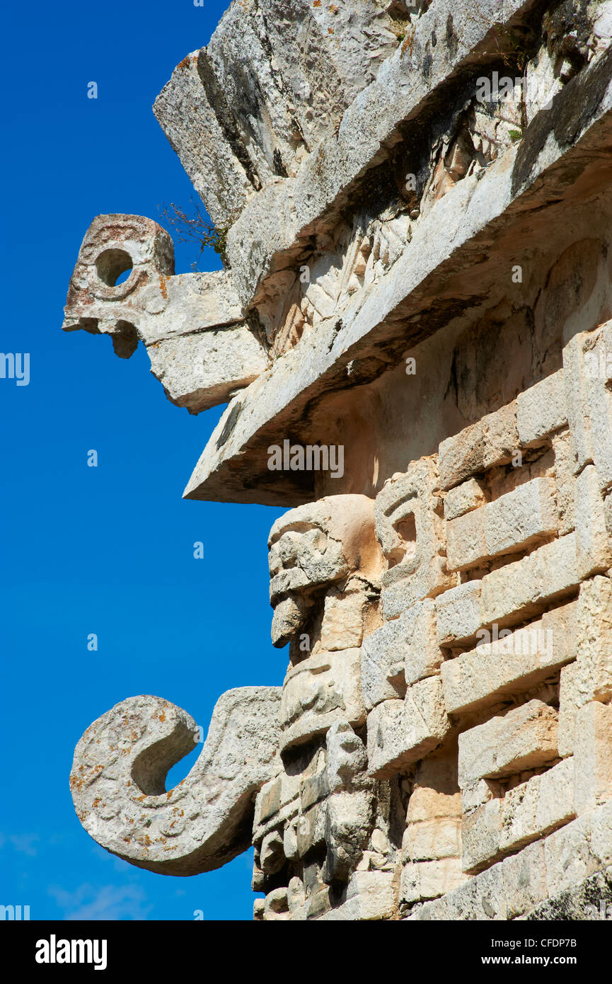 Maschera di Chacón Mool, il dio della pioggia, sulla chiesa nelle antiche rovine Maya di Chichen Itza, Yucatan, Messico Foto Stock