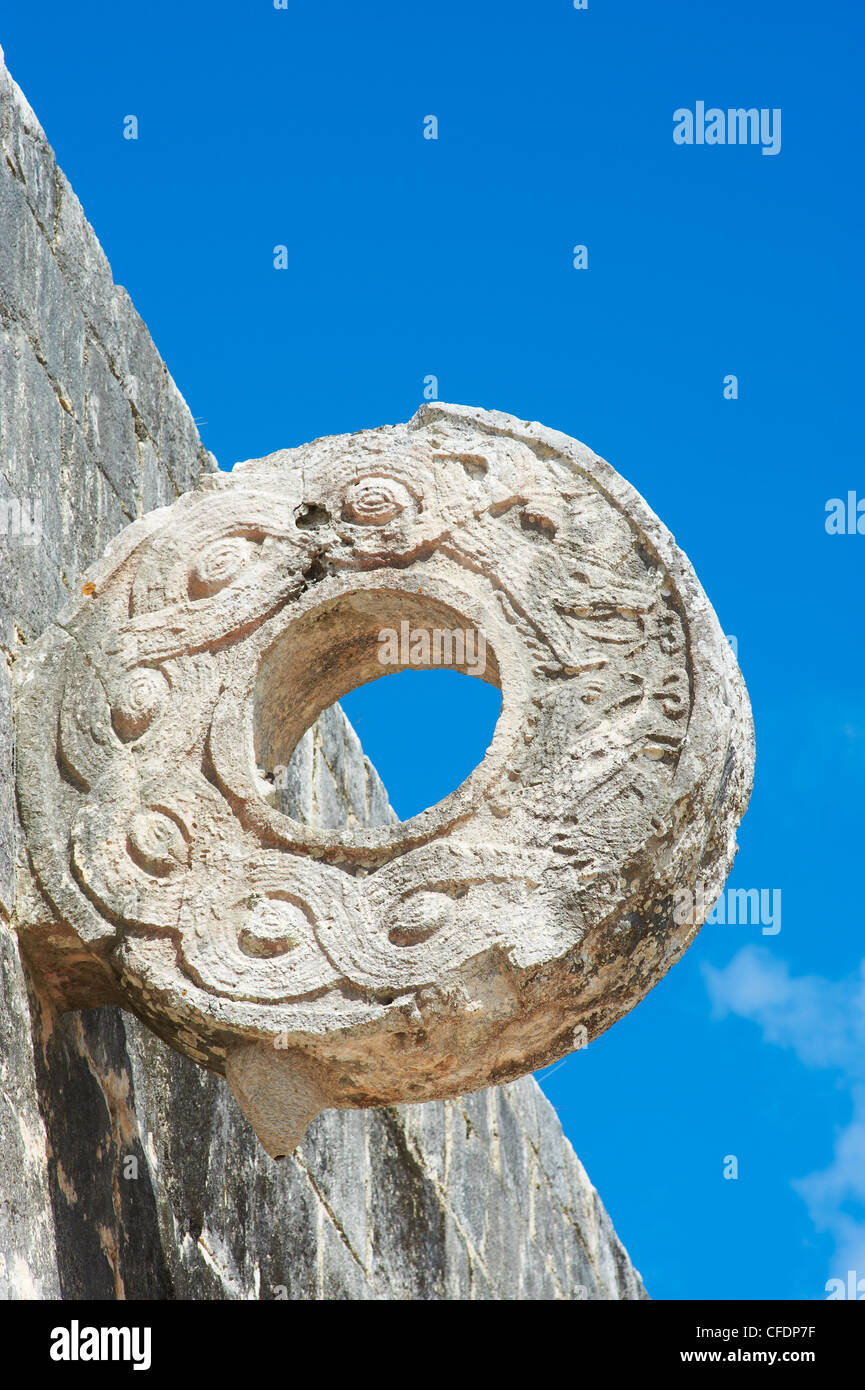 Uno dei cerchi di pietra nella grande palla (Gran Juego de Pelota), antiche rovine Maya di Chichen Itza, Yucatan, Messico Foto Stock