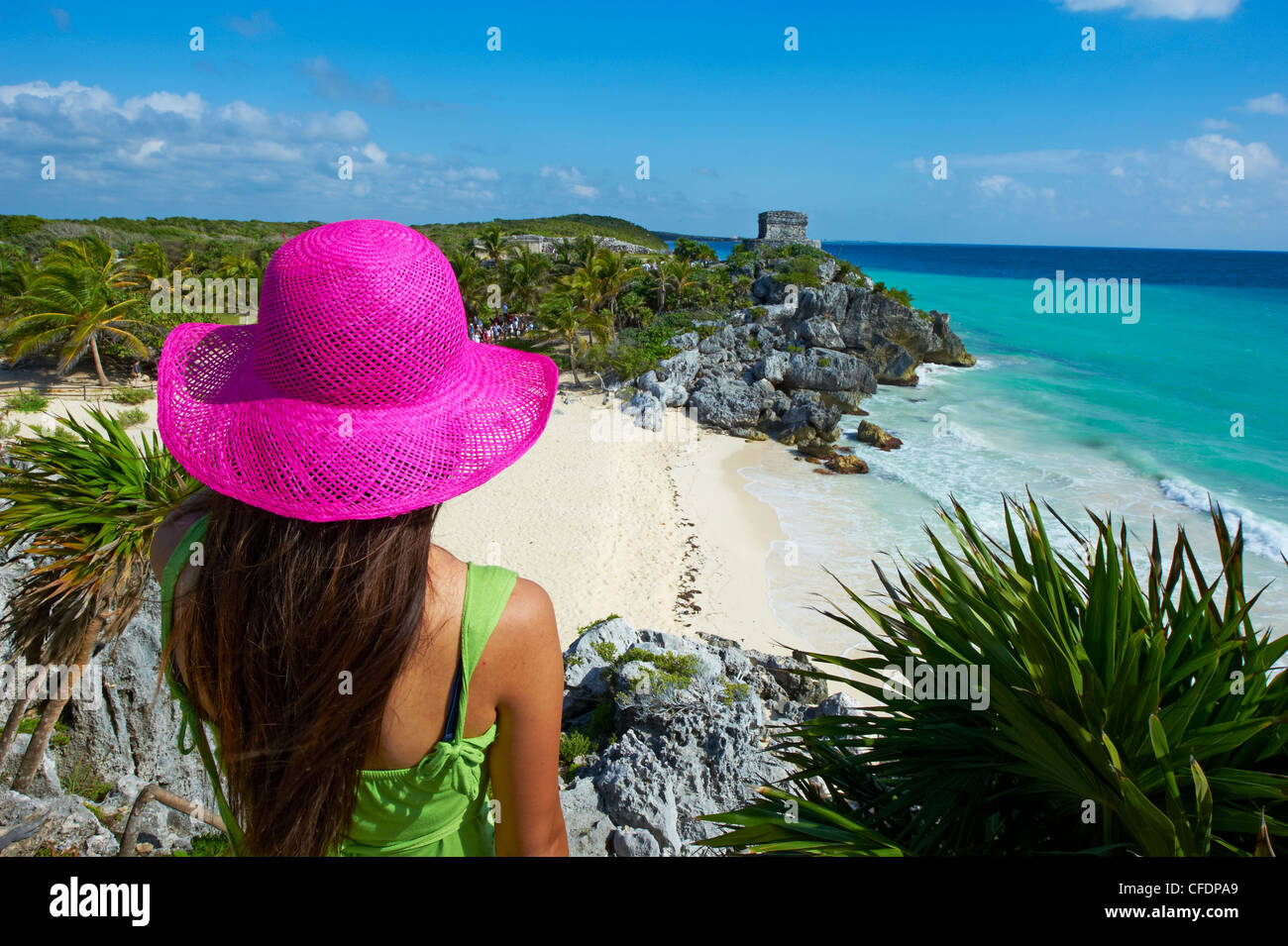Tourist sulla costa caraibica guardando sopra la spiaggia di Tulum all antico sito Maya di Tulum, Tulum, Quintana Roo, Messico Foto Stock