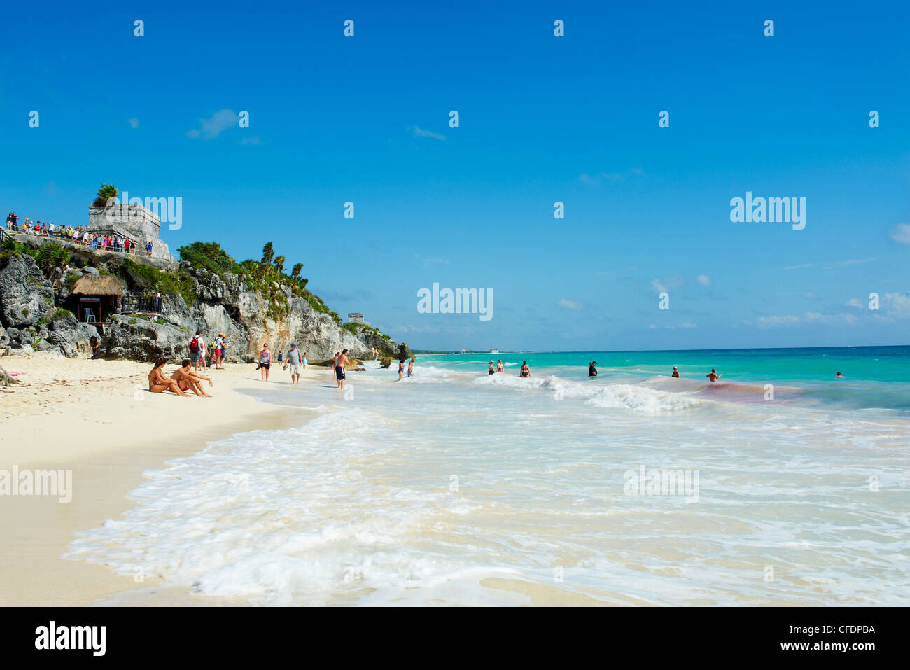 Spiaggia sulla costa caraibica al di sotto dell'antico sito Maya di Tulum, Quintana Roo, Messico Foto Stock