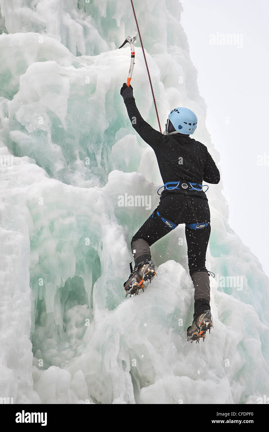 Donna di arrampicata su ghiaccio, Festival du Voyageur, Winnipeg, Manitoba, Canada. Foto Stock