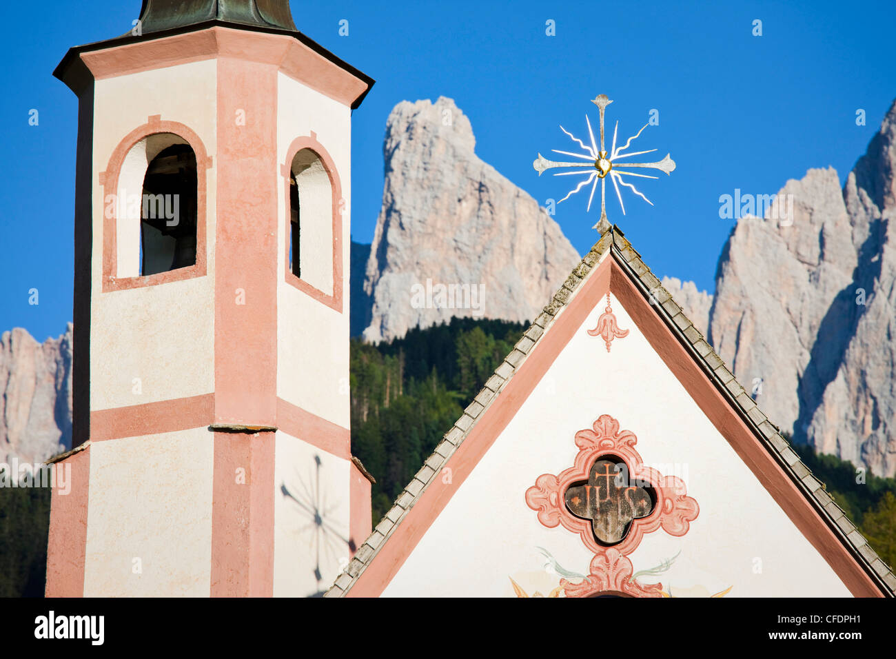 San Giovanni cappella nella luce del sole, Villnoess valley, Dolomiti, Alto Adige, Alto Adige, Italia, Europa Foto Stock