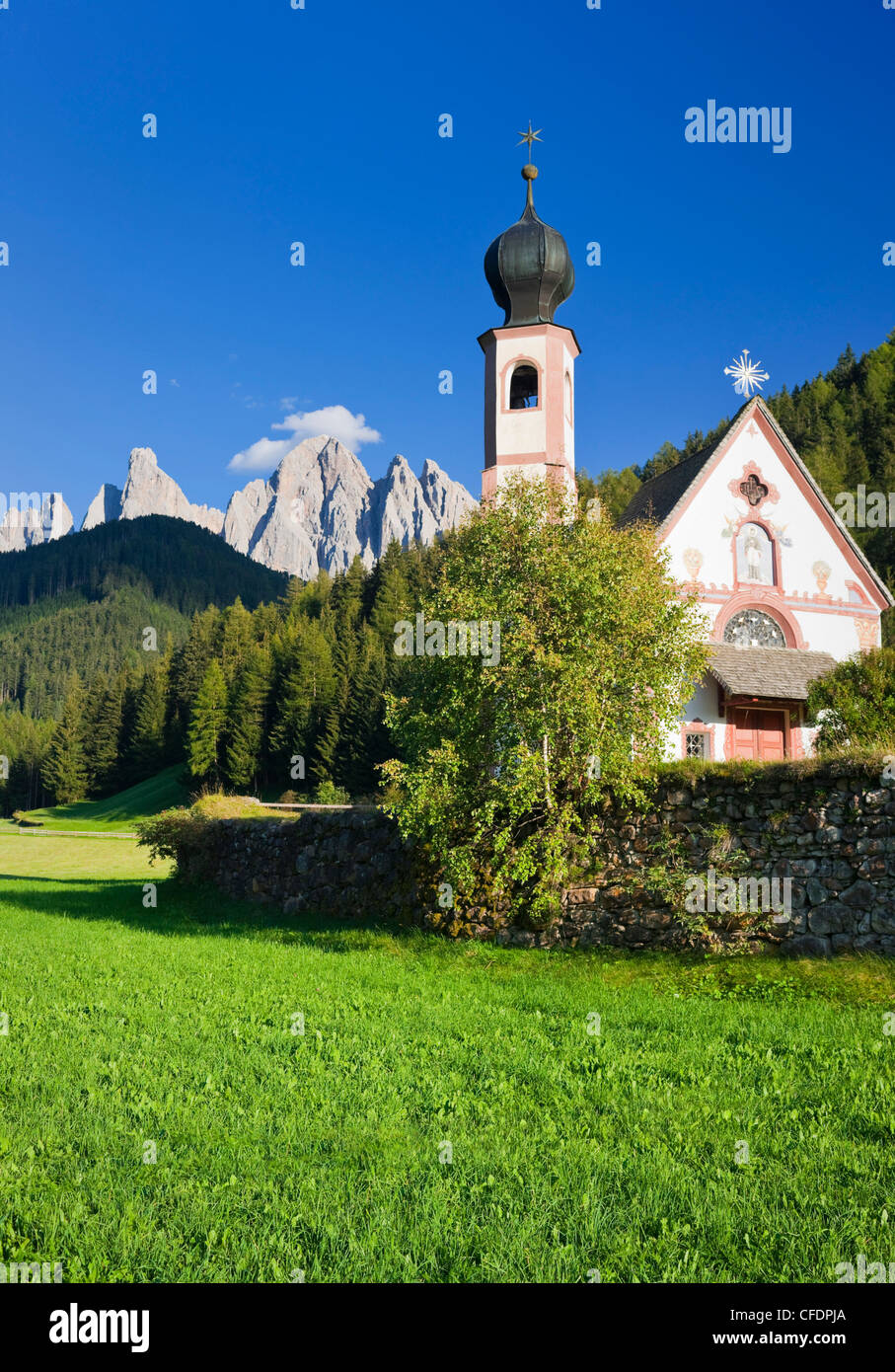 San Giovanni cappella nella luce del sole, Villnoess valley, Dolomiti, Alto Adige, Alto Adige, Italia, Europa Foto Stock