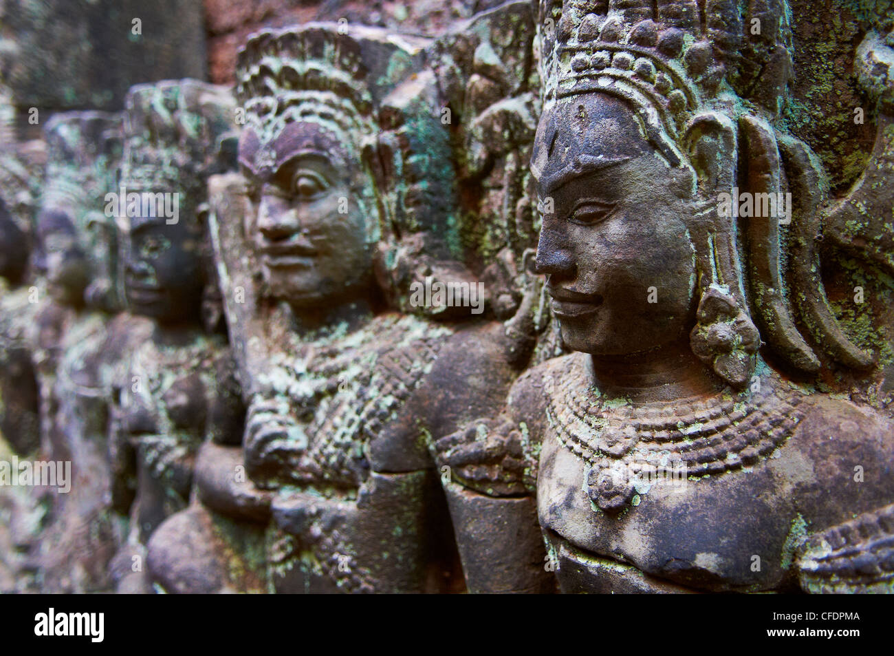 La scultura in rilievo di Apsara e divinità, terrazza di lebbrosi re, Angkor Thom, Angkor, Siem Reap, Cambogia Foto Stock