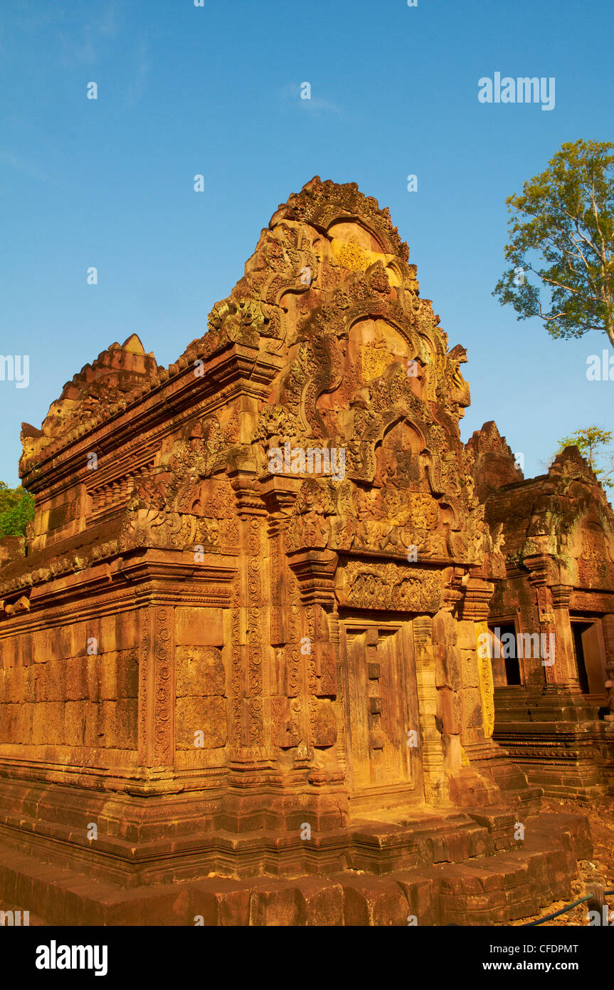 Il Banteay Srei temple, decorata con sculture in rilievo, Angkor, Sito Patrimonio Mondiale dell'UNESCO, Siem Reap, Cambogia, Indocina Foto Stock