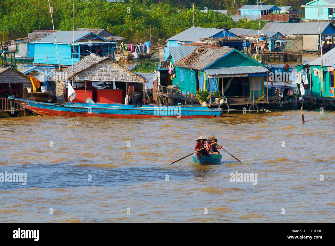 Floating villaggio vietnamita, il lago Tonle Sap, Riserva della Biosfera dell'UNESCO, Siem Reap, Cambogia, Indocina, Asia sud-orientale, Asia Foto Stock
