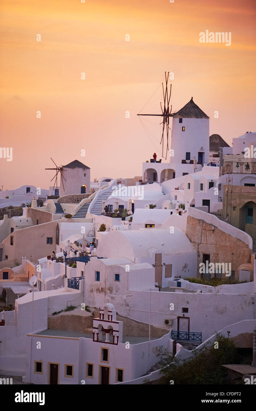 Di Oia (Ia) Village e il mulino a vento, SANTORINI, CICLADI, isole greche, Grecia, Europa Foto Stock