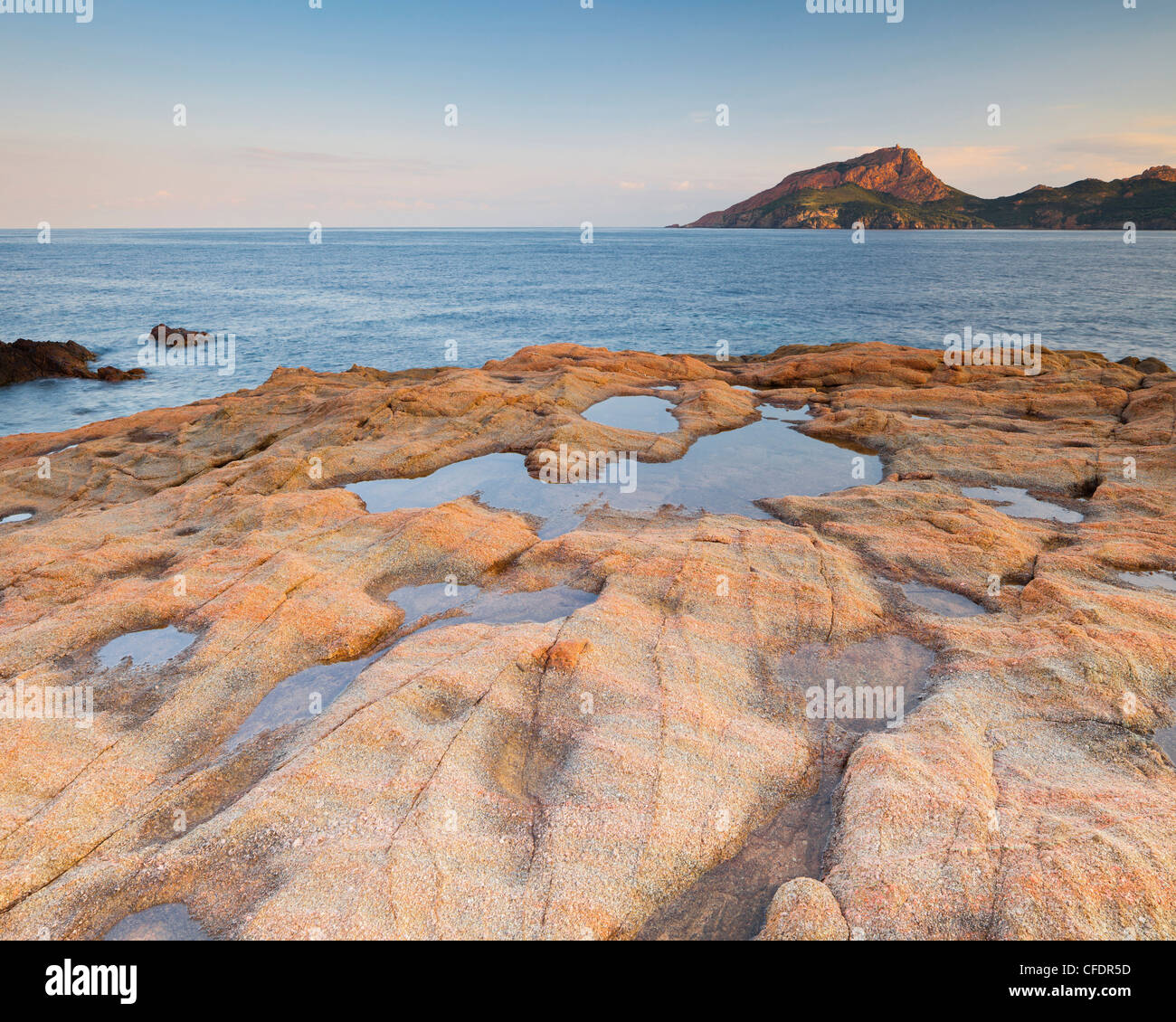 Il paesaggio costiero a Capu Rossu, Piana, Corsika, Francia Foto Stock