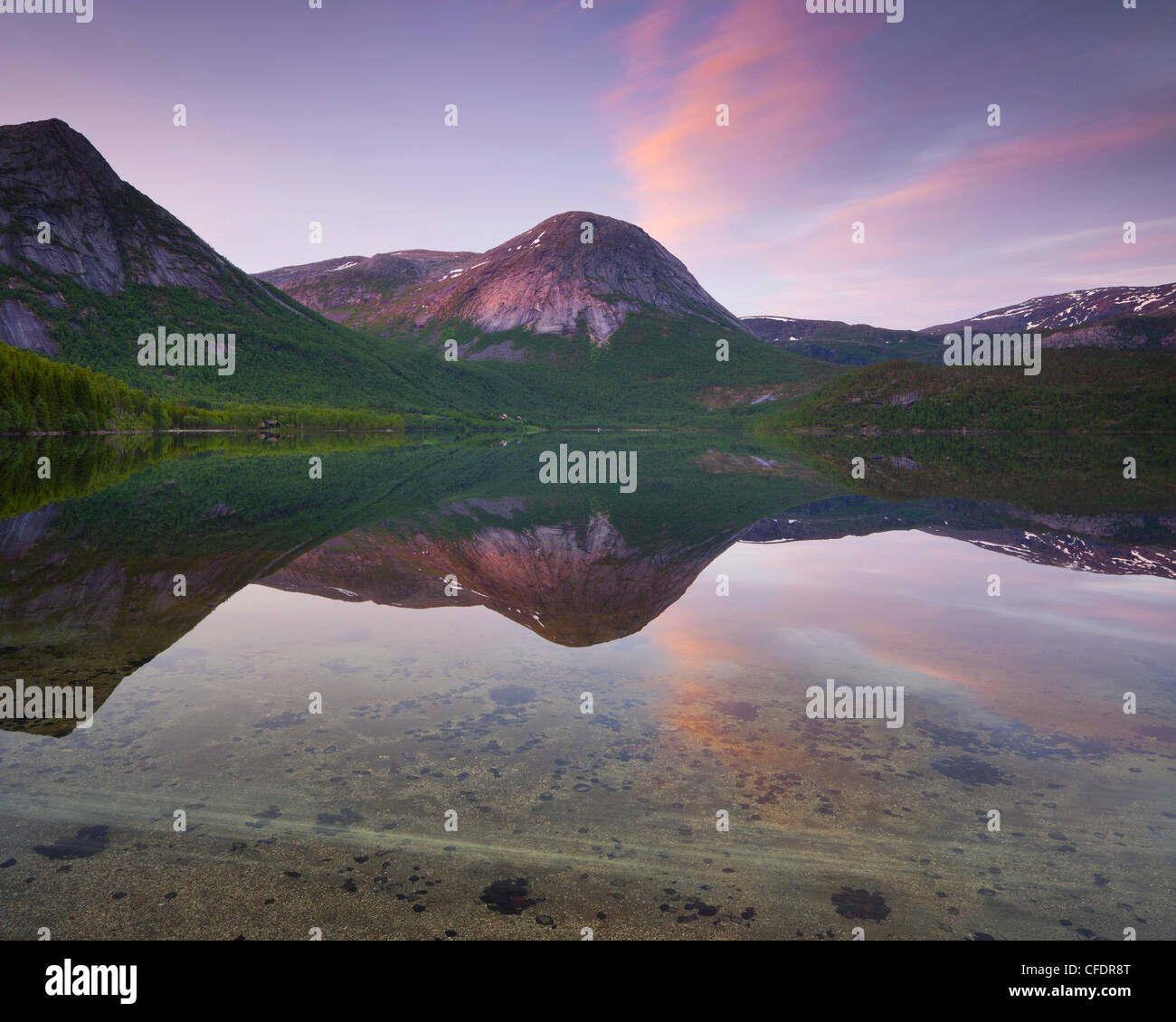 La riflessione di montagne lago Morsvikvatnet al tramonto, Durmaltinden picco, Sorfold, Nordland, Norvegia Foto Stock