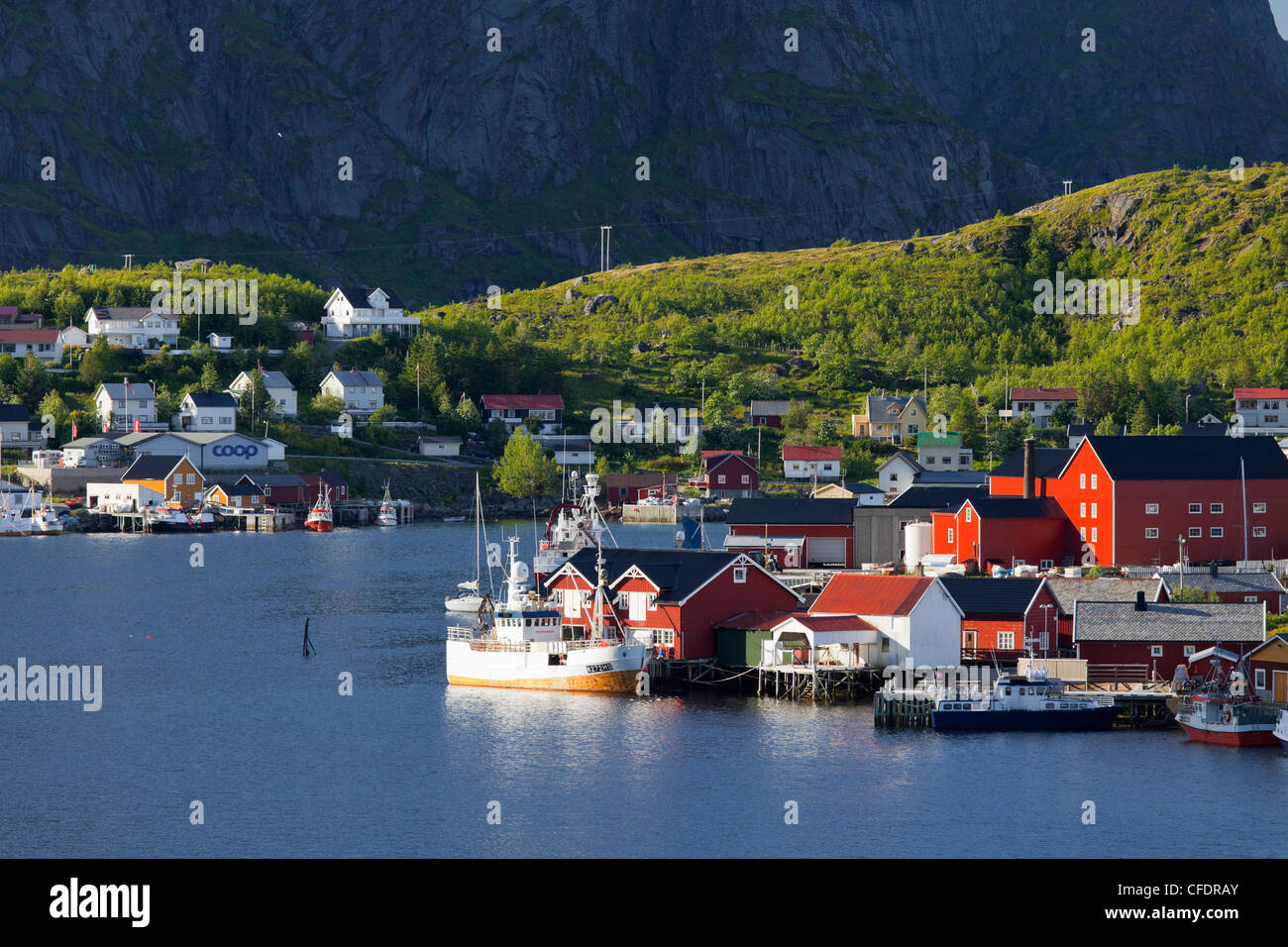 Villaggio di Pescatori di Hamnoya, Reinefjorden, Reine, Moskenesoya, Lofoten, Nordland, Norvegia Foto Stock