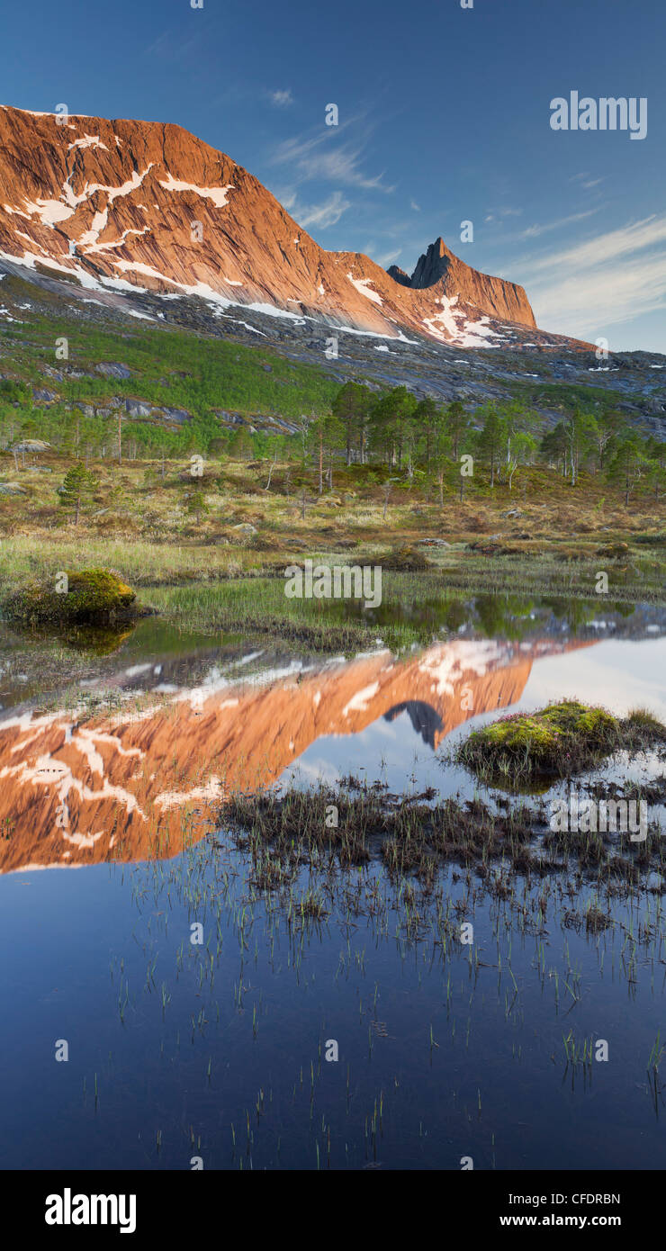 La riflessione di montagna nel lago Sandholmvatnet, Hugelhornet vicino Skjellneset, Forsahavet, Ballangen, Nordland, Norvegia Foto Stock