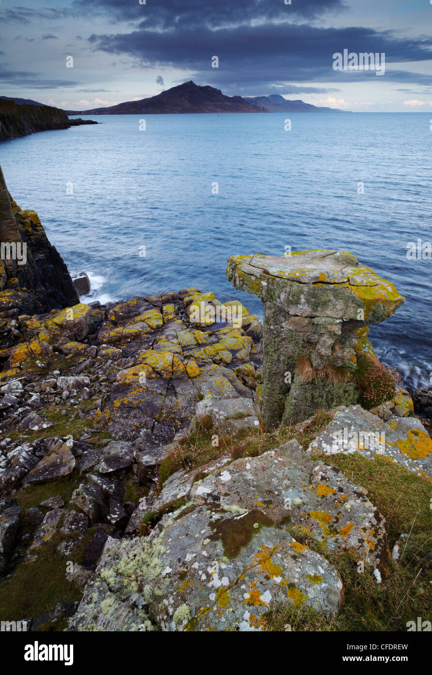 Una vista dal promontorio al Braes villaggi, cercando lungo il suono di Raasay, Isola di Skye, Scotland, Regno Unito Foto Stock