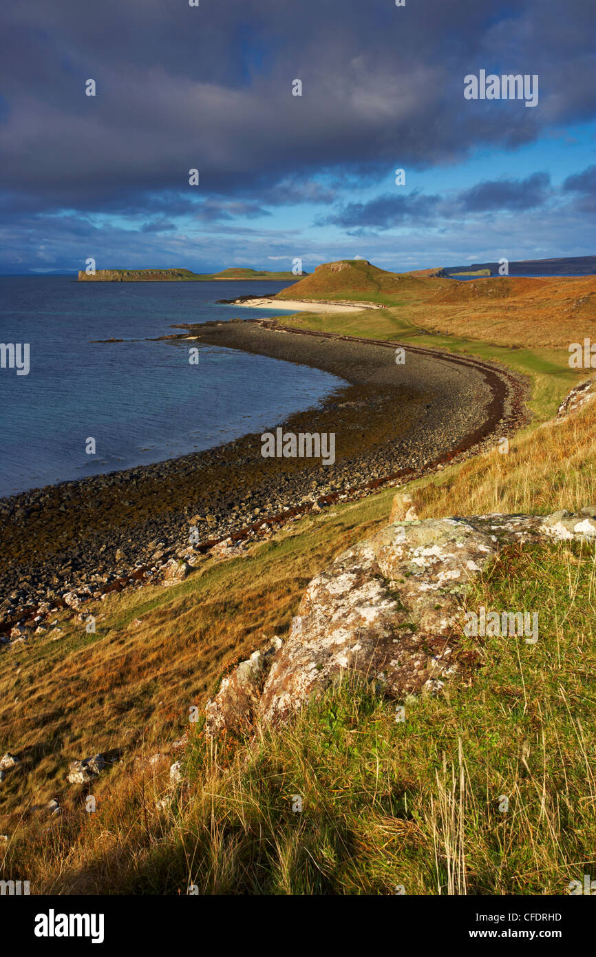 Una vista verso le spiagge di corallo vicino Dunvegan, Isola di Skye in Scozia, Regno Unito, Europa Foto Stock
