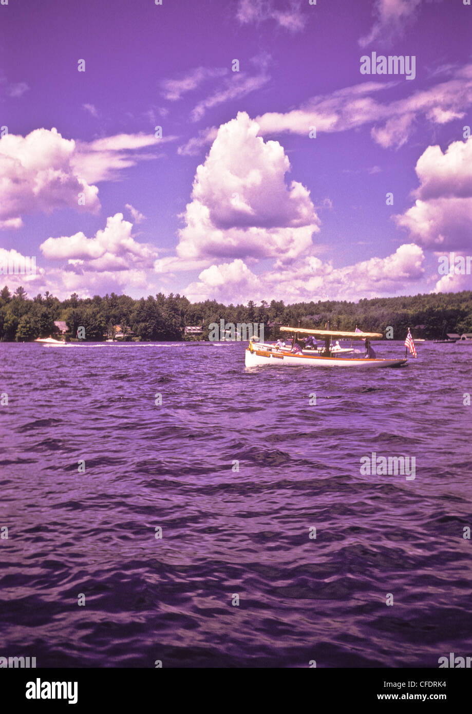 Acqua, barca attività durante il 4 di luglio antique sfilata di barche sul lago Sunapee, New London, New Hampshire. Foto Stock