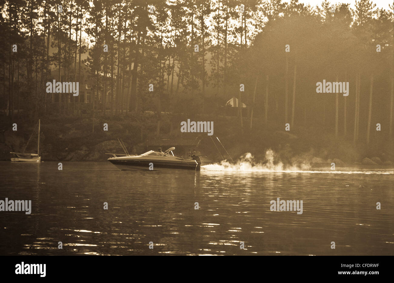 Acqua, barca attività durante il 4 di luglio antique sfilata di barche sul lago Sunapee, New London, New Hampshire. Foto Stock