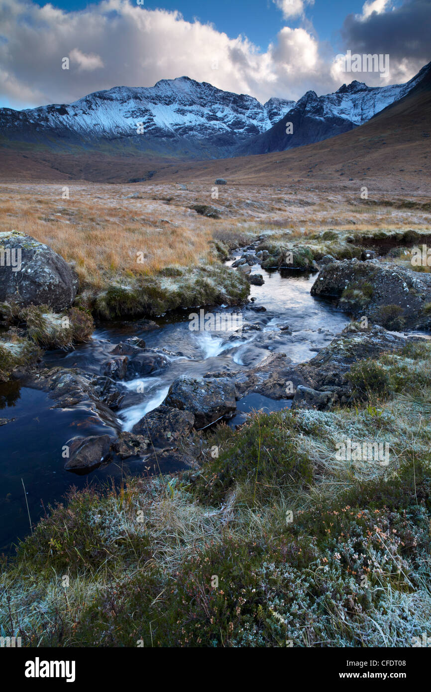 Glen fragile e le montagne Cuillin su un pomeriggio di novembre, Isola di Skye in Scozia, Regno Unito, Europa Foto Stock