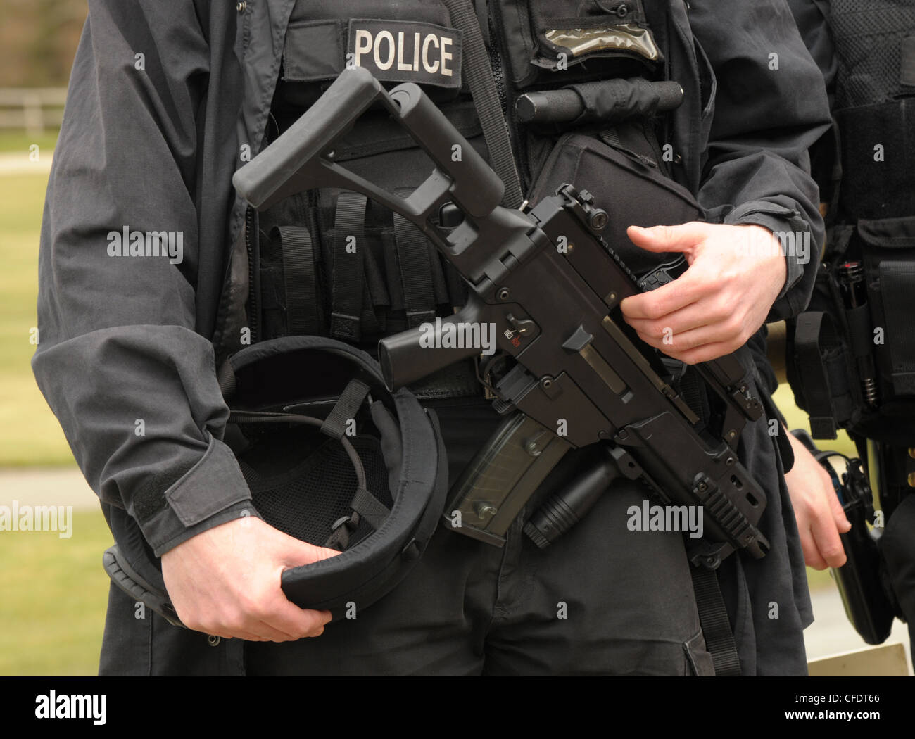 Armi da fuoco di polizia officer armati con un Heckler e Koch G36C fucile da assalto. La polizia reale SWAT. Foto Stock