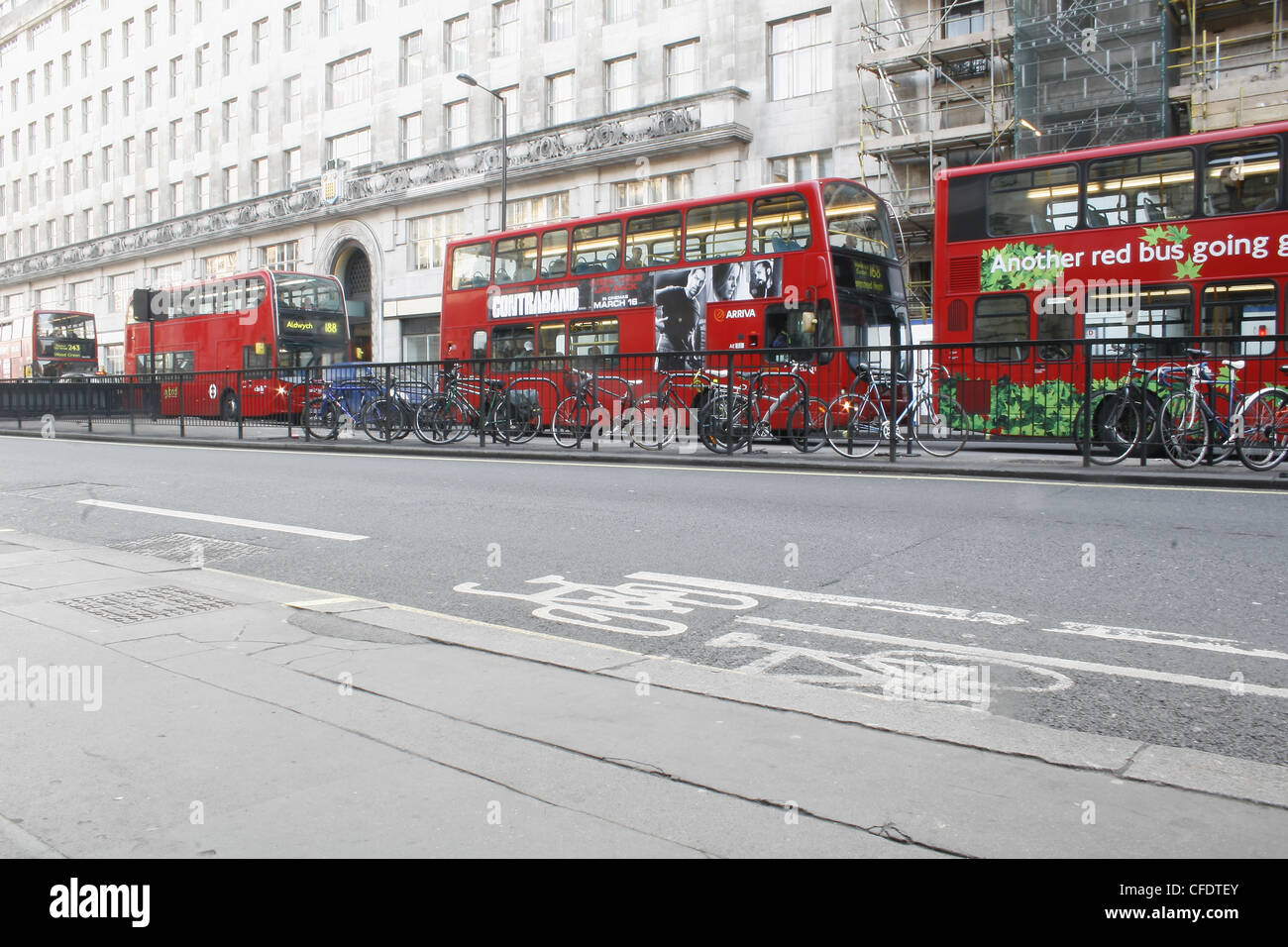 Big Red buses in attesa ad un semaforo su Lancaster Place, London, England, Regno Unito Foto Stock