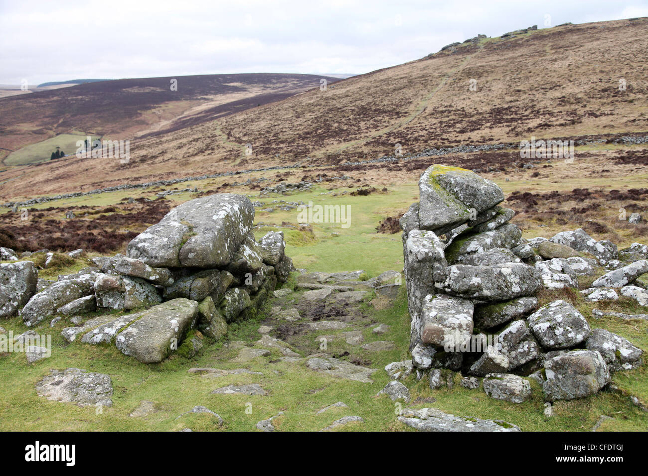 Rocce granitiche che formano l'entrata di Grimspound, una età del Bronzo camp 3500 anni, Dartmoor Devon, Inghilterra, Regno Unito Foto Stock