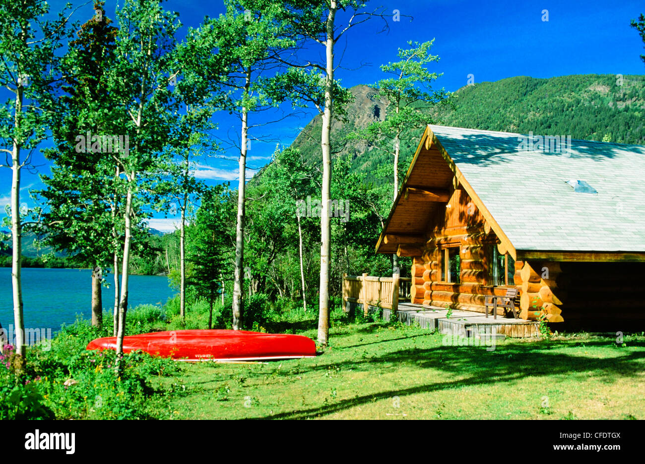 Log Cabin sul lago Chilko, BC, Canada Foto Stock