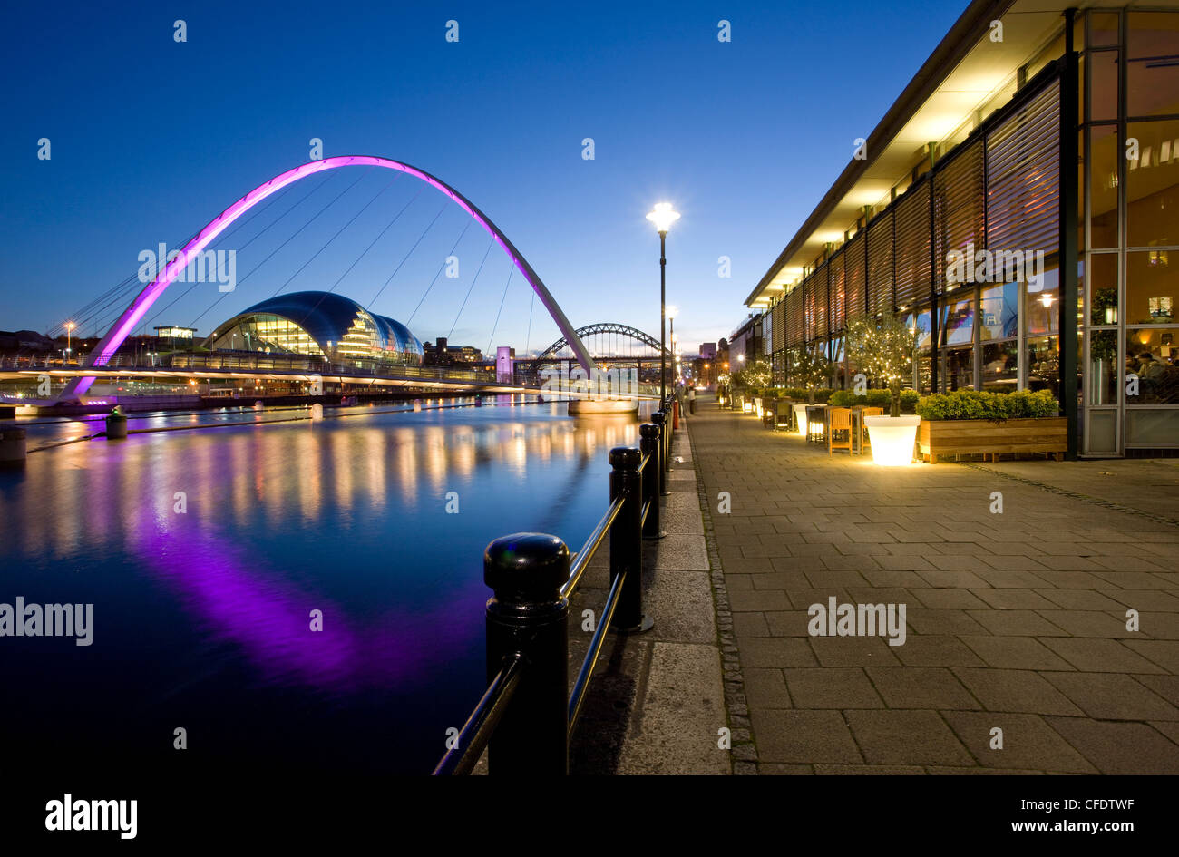 Newcastle Quayside, Gateshead Millennium Bridge e il ponte ad arcate, Newcastle-upon-Tyne, Tyne and Wear, England, Regno Unito Foto Stock