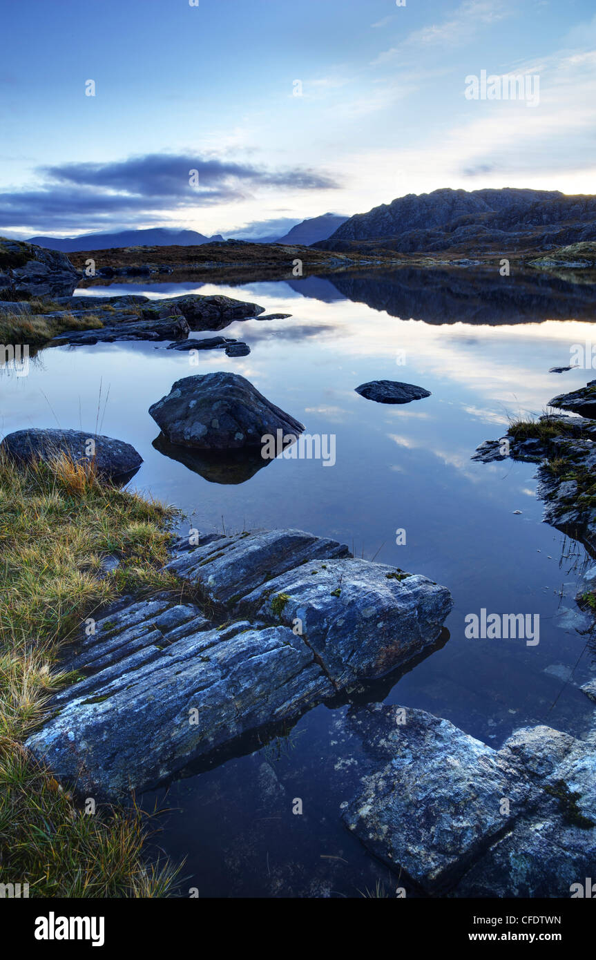 Loch Tollaidh all'alba, vicino a Poolewe, Achnasheen, Wester Ross, Highlands, Scotland, Regno Unito, Europa Foto Stock