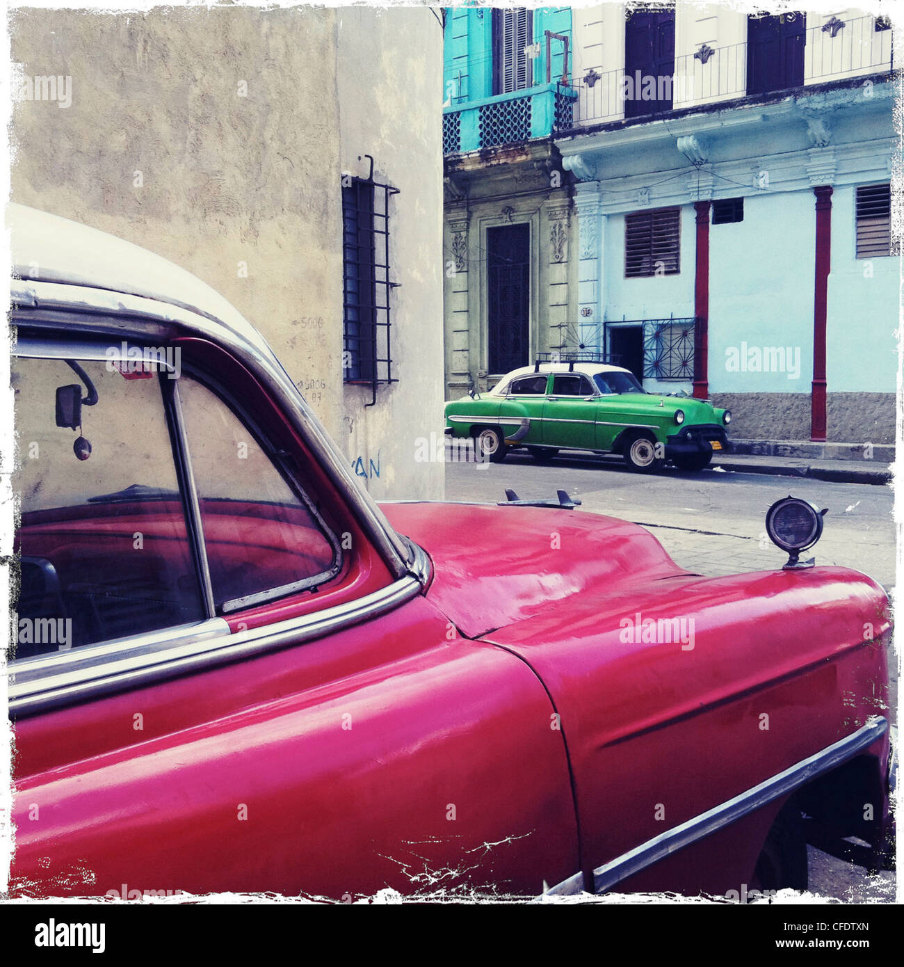 Angolo di strada con il rosso e il verde classic American Cars, Avana Centro Avana, Cuba, West Indies, America Centrale Foto Stock