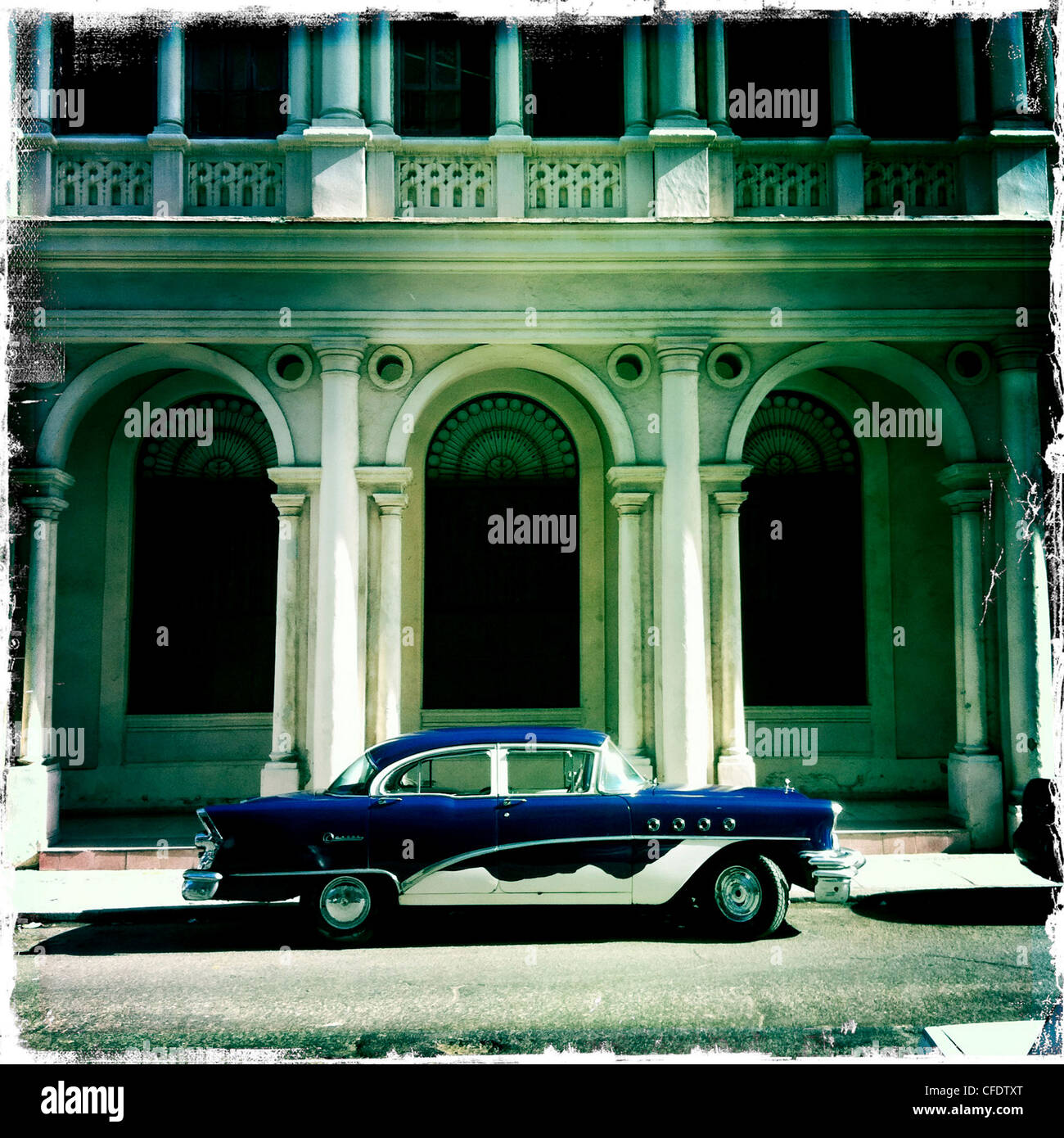 Restaurata blu e bianco classic American automobile parcheggiata al di fuori della scuola nazionale di danza classica, Havana, Cuba, West Indies Foto Stock