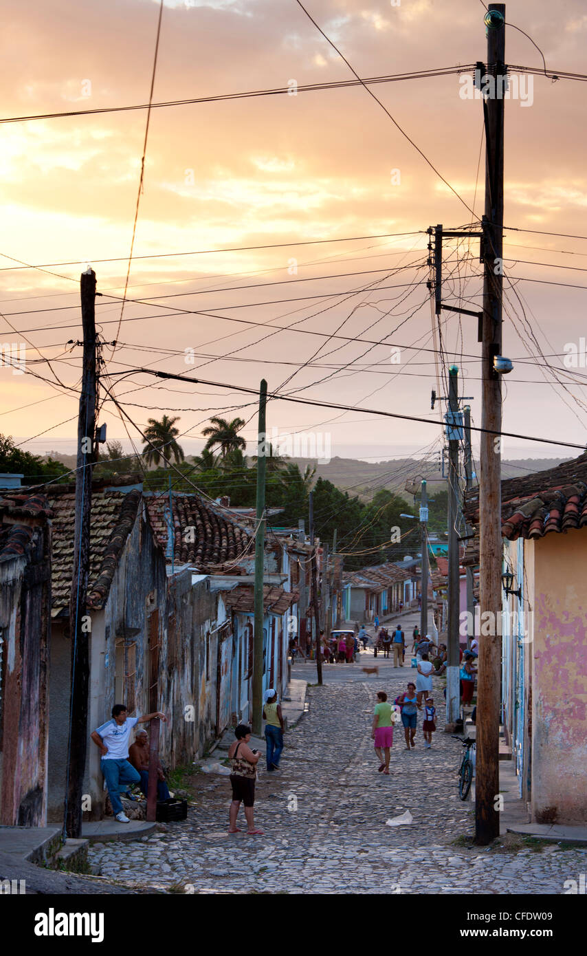Vista lungo la tradizionale via acciottolata al tramonto, Trinidad, Cuba, West Indies, America Centrale Foto Stock