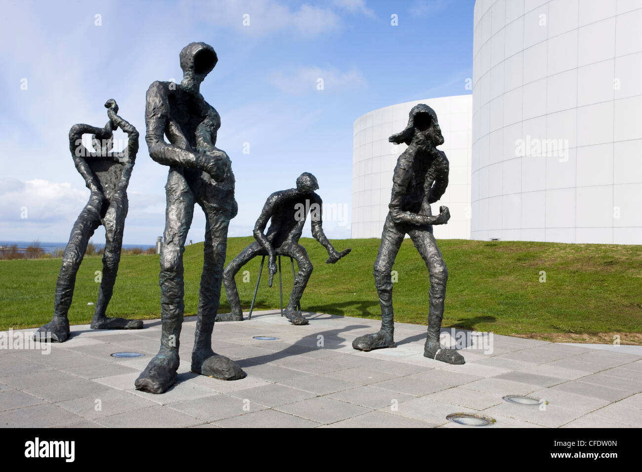 La scultura moderna di quattro figure immaginarie suonare strumenti musicali, fuori Perlan, Reykjavik, Islanda, regioni polari Foto Stock