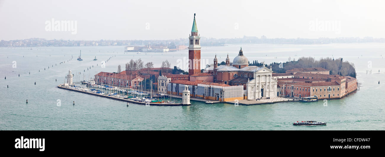 Preso dal Campanile di Piazza San Marco che guarda sul Lido di Venezia, Sito Patrimonio Mondiale dell'UNESCO, Veneto, Italia, Europa Foto Stock