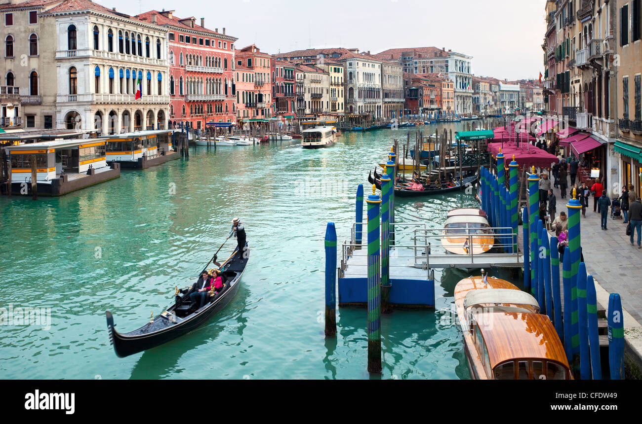 Il traffico sul Canal Grande di Venezia, Sito Patrimonio Mondiale dell'UNESCO, Veneto, Italia, Europa Foto Stock