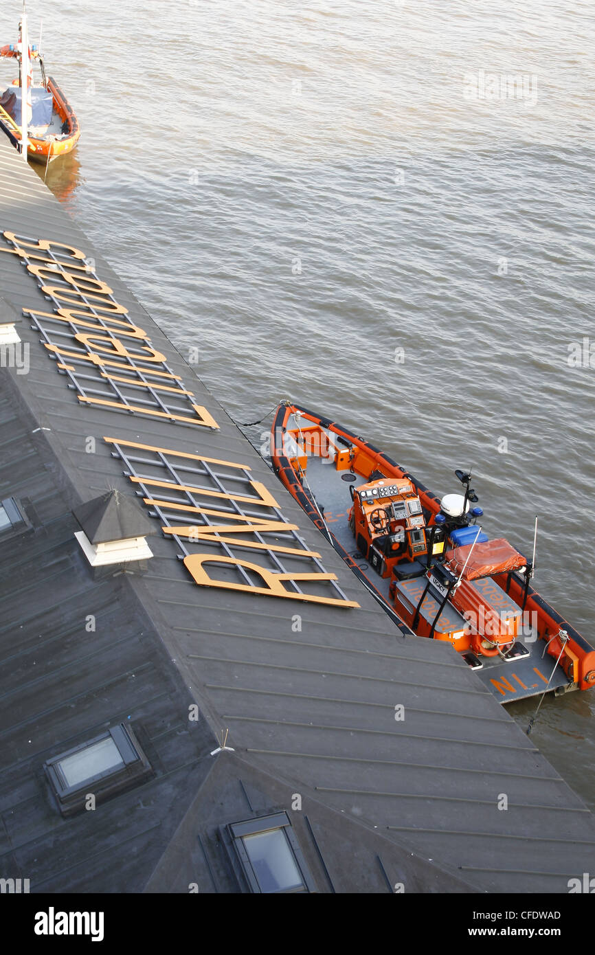 Imbarcazioni di salvataggio RNLI stazione sul Fiume Tamigi sotto il ponte di Waterloo. Londra Foto Stock