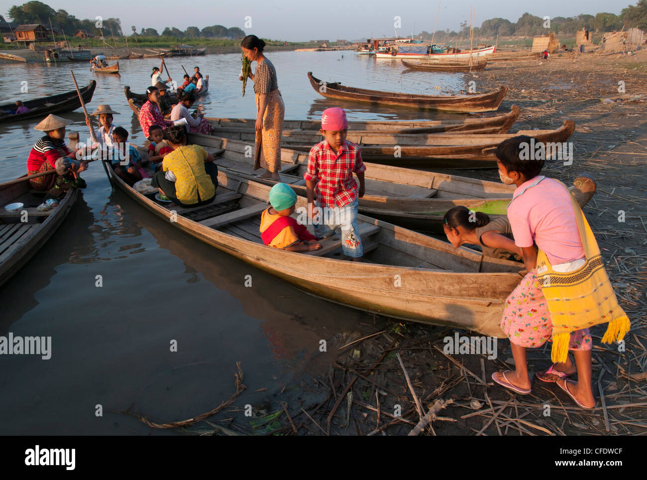Attività quotidiana presso il porto naturale sul fiume Irrawady, Mandalay Myanmar, Asia Foto Stock