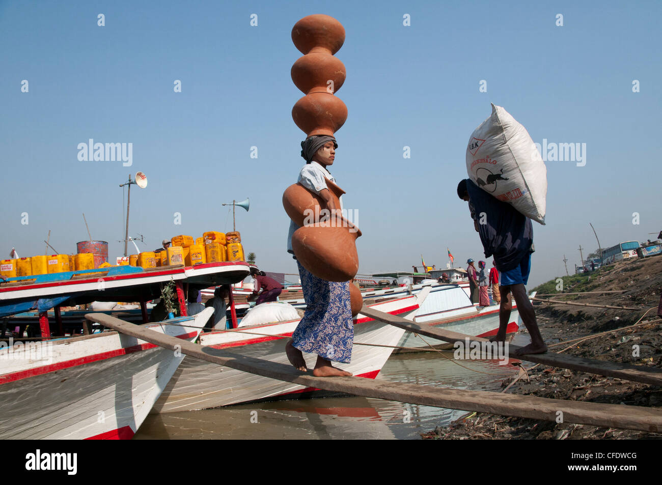 Attività quotidiana presso il porto naturale sul fiume Irrawaddy, Mandalay Myanmar, Asia Foto Stock