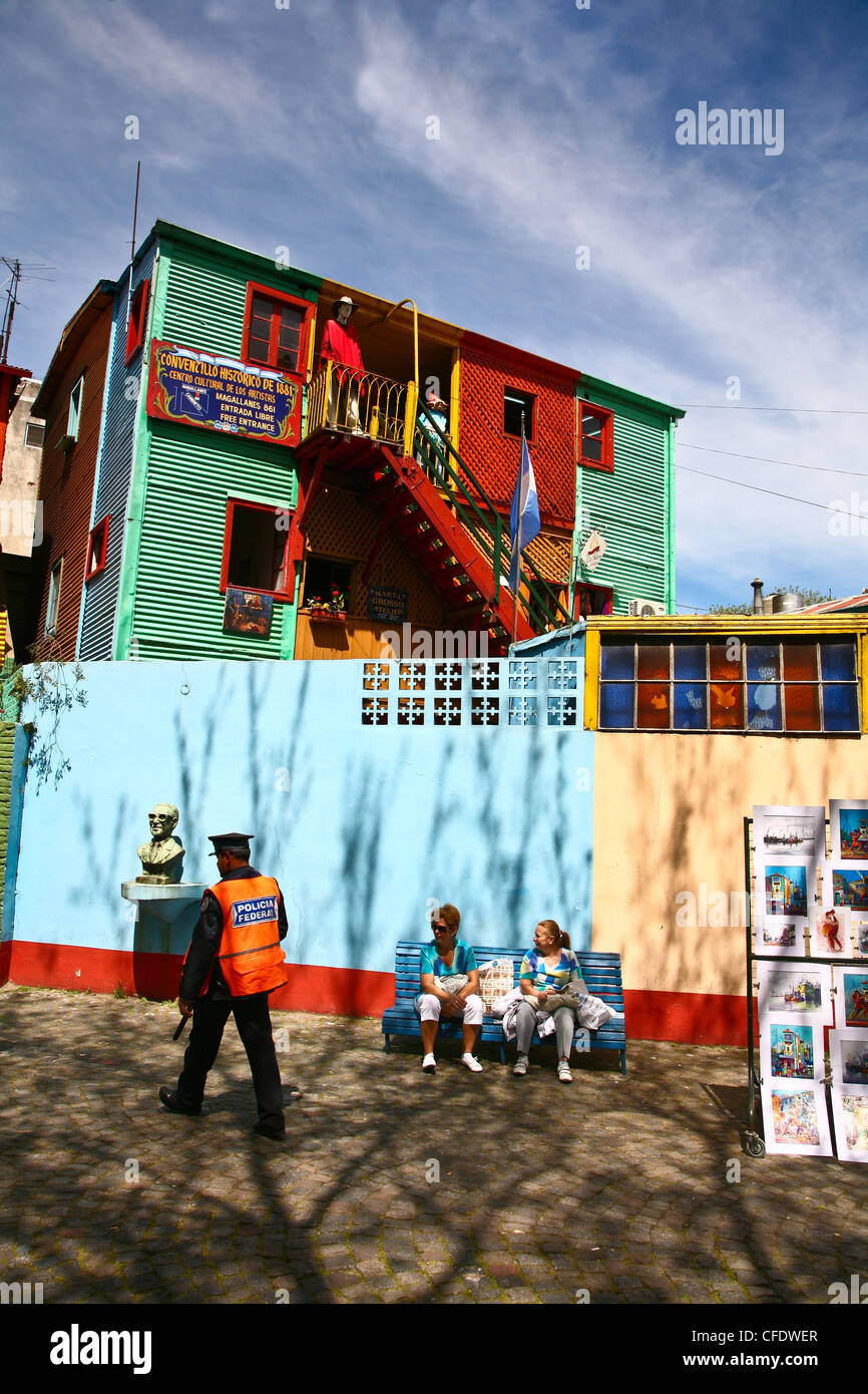 Poliziotto a la Boca, un quartiere, o barrio della capitale argentina, Buenos Aires Foto Stock