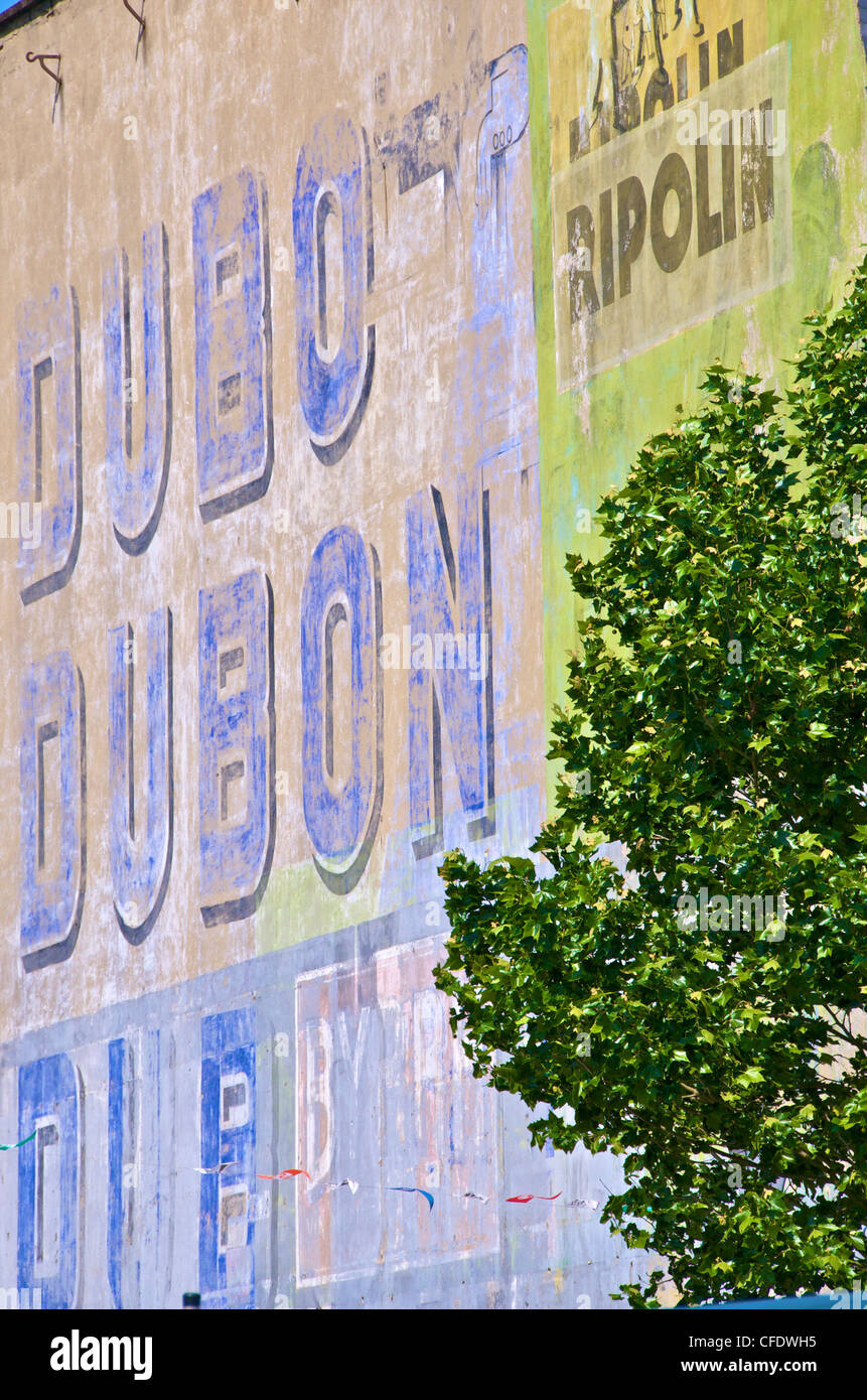 Vecchio muro dipinto con la pubblicità per Dubonnet aperitivo, Sainte Anne piazza vecchia, Rennes, Brittany, Francia, Europa Foto Stock