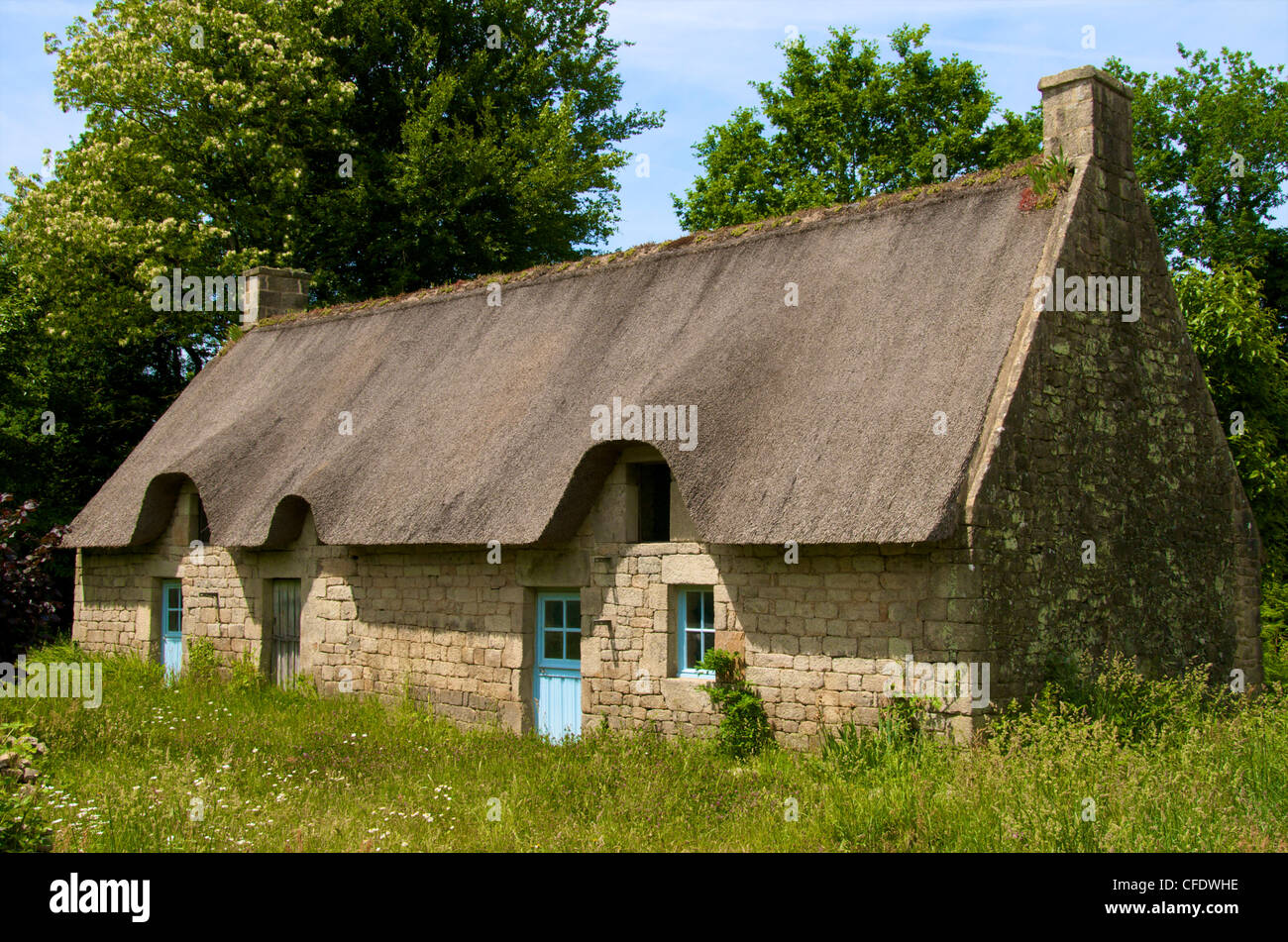 Tipico bretone antica casa di paglia, vicino a Lorient, Morbihan, in Bretagna, in Francia, in Europa Foto Stock