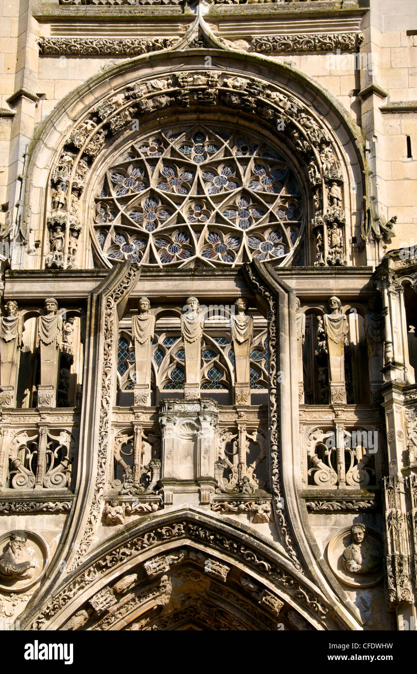 Esterno fo la facciata ovest della chiesa di Notre Dame, risalente al XV secolo, Caudebec en Caux, in Normandia, Francia, Europa Foto Stock