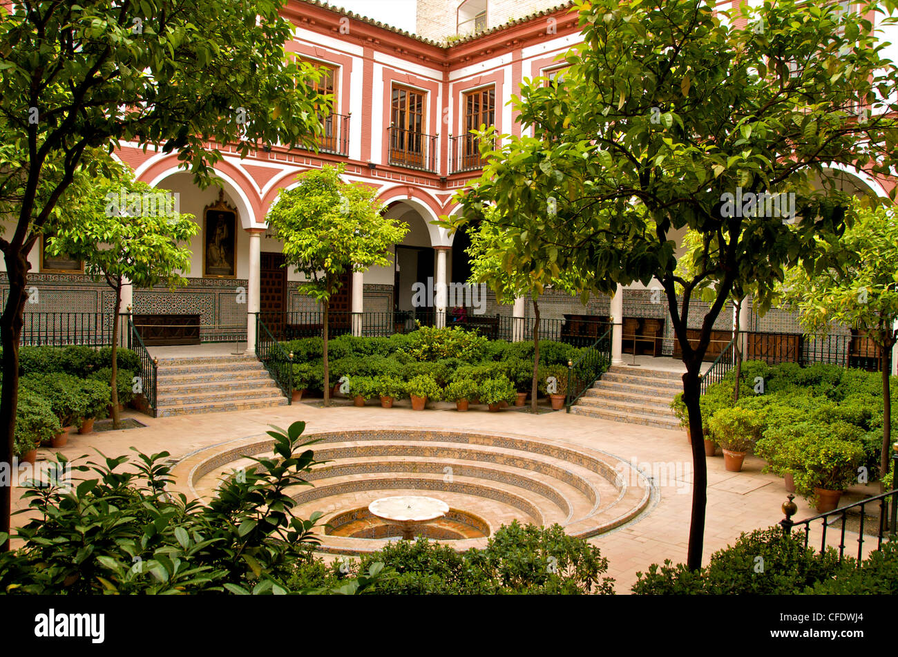 Venerabili Ospedale, cortile interno con fontana, città vecchia, Siviglia, in Andalusia, Spagna, Europa Foto Stock
