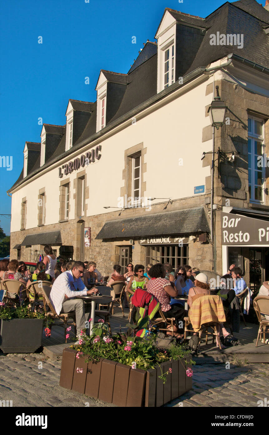 I caffè e i ristoranti del porto di San Goustan, Auray, Brittany, Francia, Europa Foto Stock