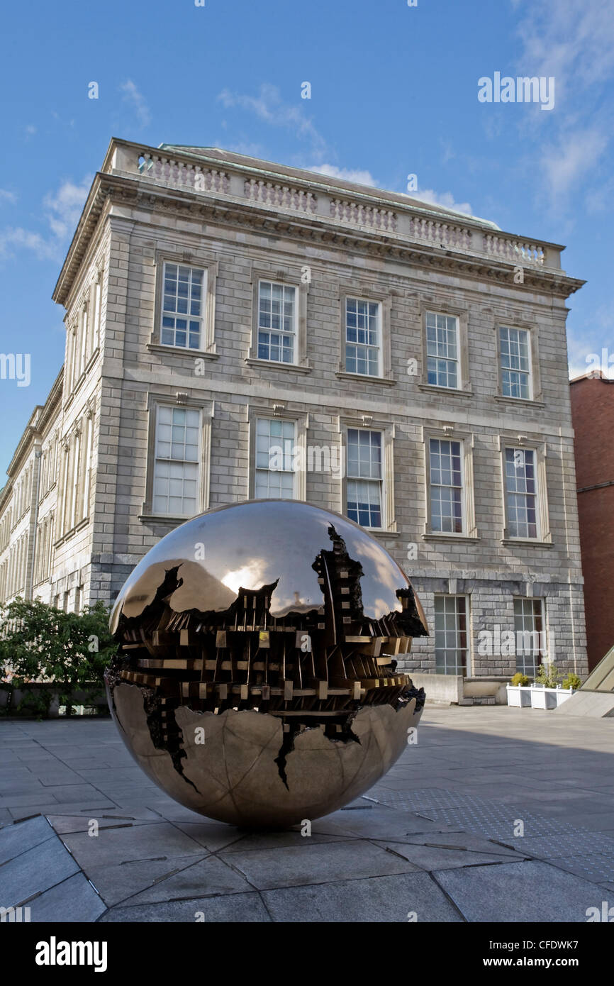 Sfera nella sfera del Trinity College di Dublino Repubblica di Irlanda (Eire), Europa Foto Stock