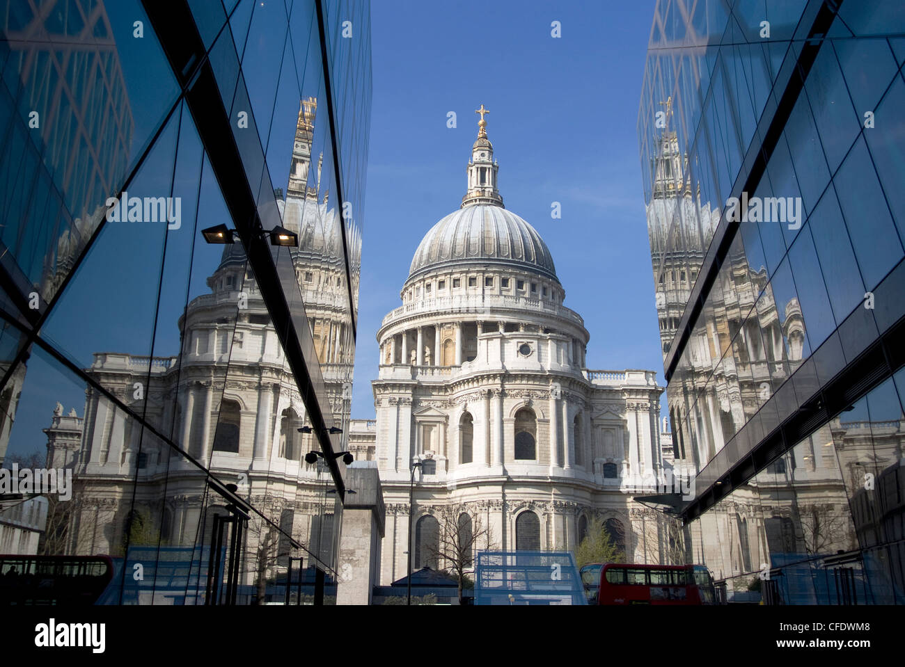 La cupola della cattedrale di San Paolo riflette in pareti di vetro, London, England, Regno Unito, Europa Foto Stock