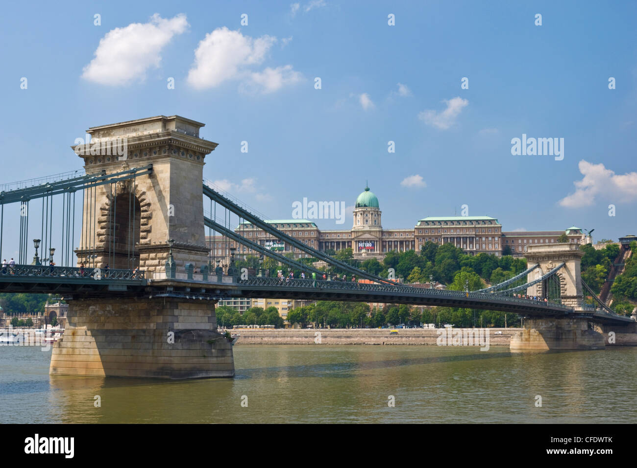 Il Ponte delle Catene (Szechenyi lanchid), oltre il Fiume Danubio, con la Galleria Nazionale Ungherese, dietro, Budapest, Ungheria Foto Stock