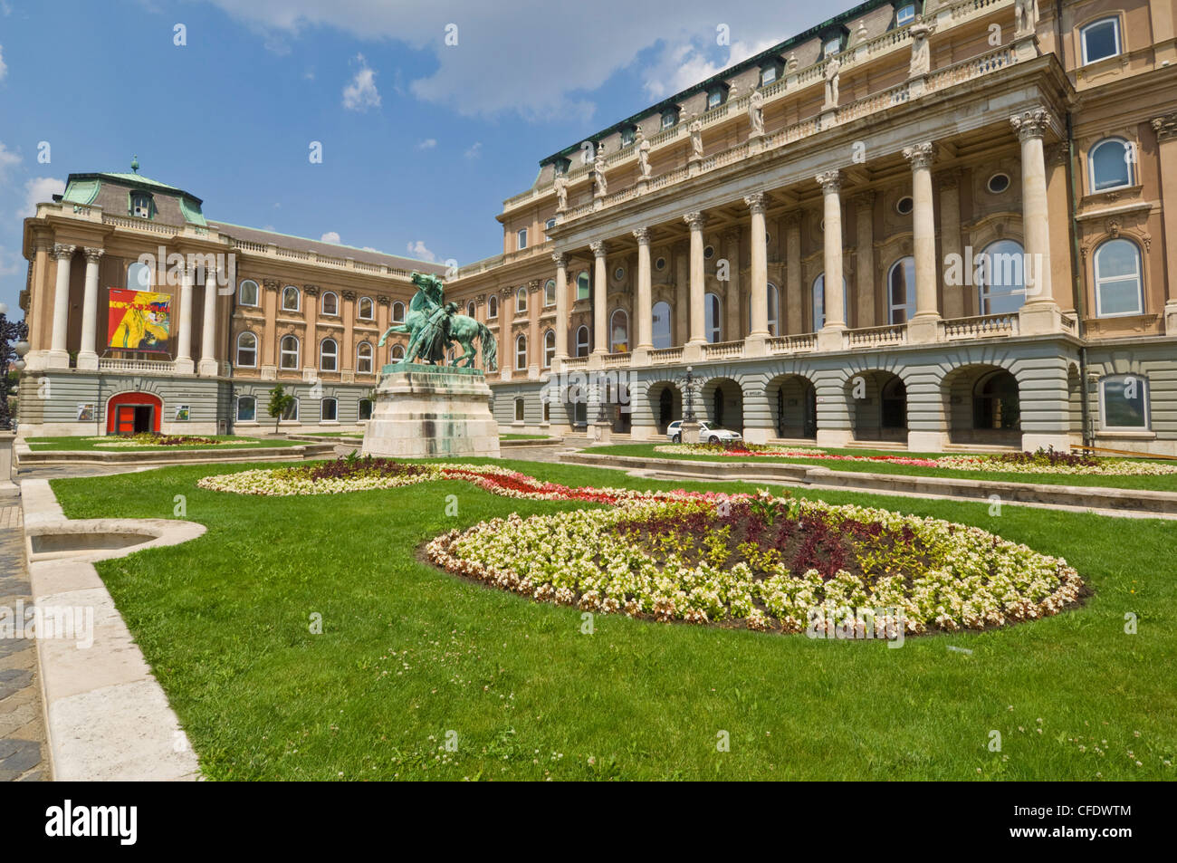 Ingresso posteriore alla Galleria Nazionale Ungherese con statua equestre, Budapest, Ungheria, Europa Foto Stock