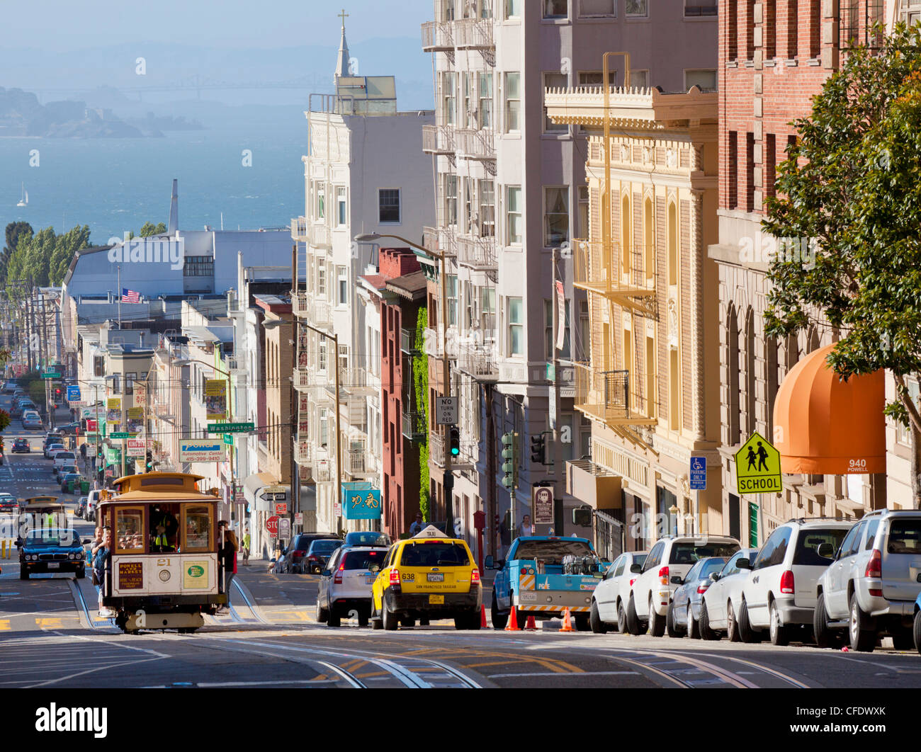 Funivie sul Powell-Mason via, con l'isola di Alcatraz in background, San Francisco, California, Stati Uniti d'America Foto Stock