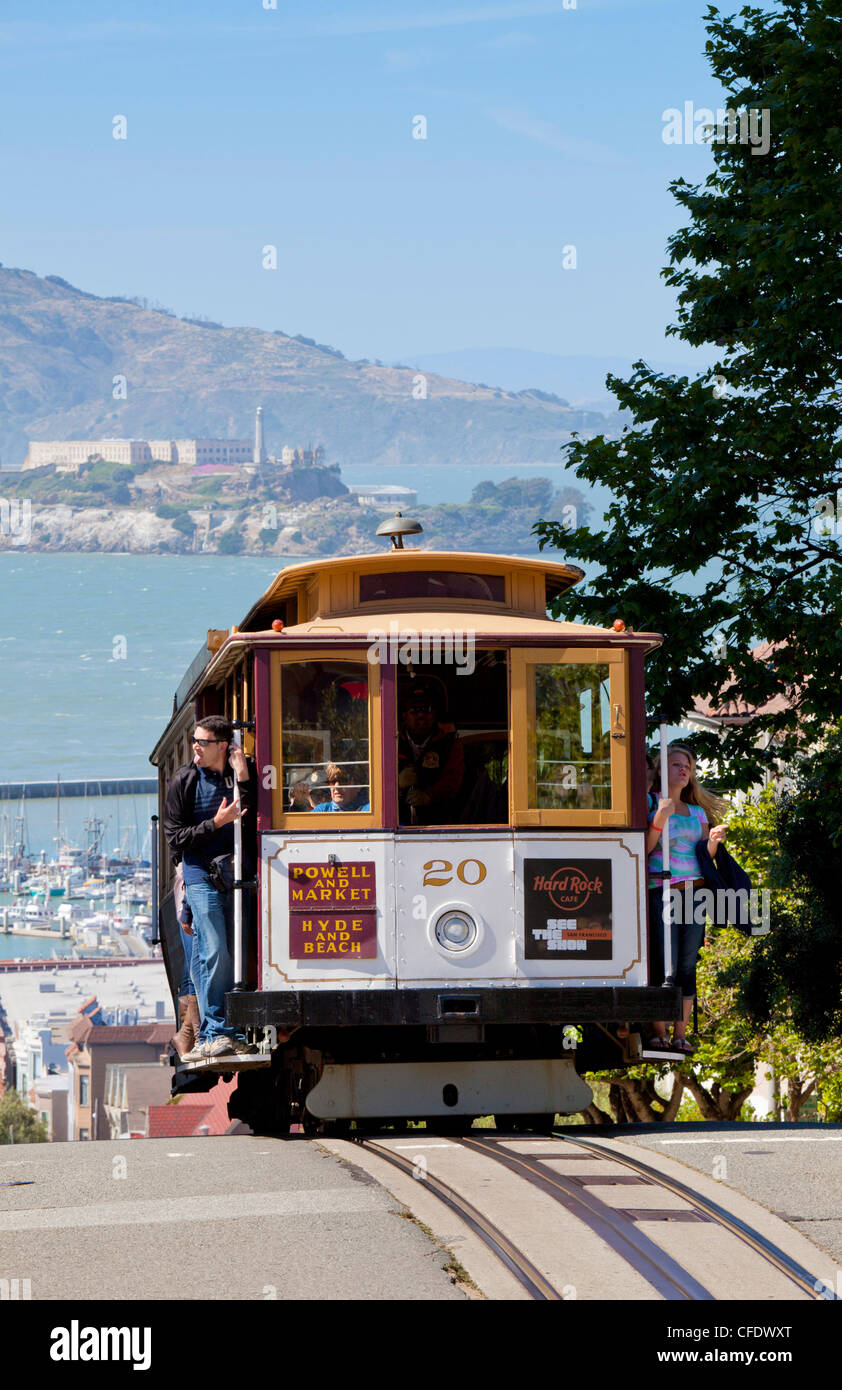 Funivie sul Powell-Hyde via, con l'isola prigione di Alcatraz in background, San Francisco, California, Stati Uniti d'America Foto Stock